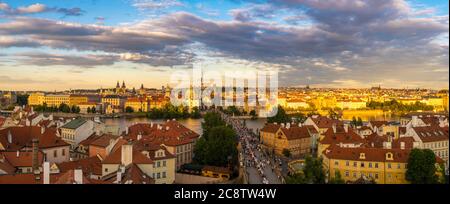 Panorama du vieux Prague et du pont Charles pendant un beau coucher de soleil Banque D'Images