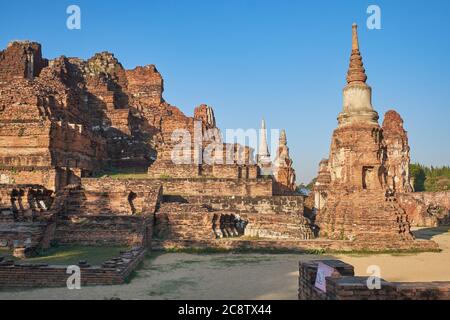 Ruines de bâtiments et de chedis (stupas) à Wat Mahathe (Wat Maha That) dans le parc historique d'Ayutthaya dans l'ancienne capitale d'Ayutthaya, Thaïlande Banque D'Images