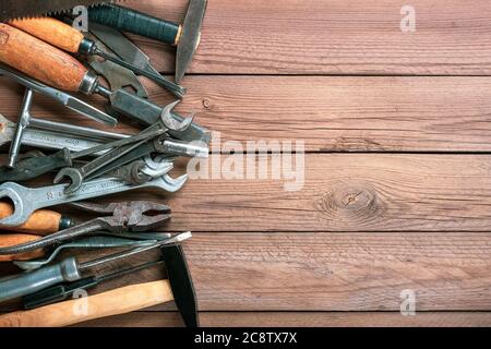 Happy Labor Day concept Groupe de construction outils à la maison - marteau, scie, tournevis, mètre, pince, clé, burin sur fond bleu en bois carte de vacances Banque D'Images