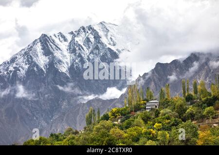 Village de montagne dans la vallée de la rivière hunza. Pakistan régions du Nord Banque D'Images