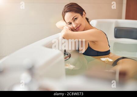 Paisible femme se détendant pendant la procédure d'eau Banque D'Images