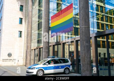 Le 24 juillet 2020, Berlin, pour le Christopher Street Day (CSD) 2020 à Berlin, le Département fédéral de l'Office de la République fédérale d'Allemagne a été décoré d'un drapeau arc-en-ciel comme une bannière. Une voiture de police se tient devant le bâtiment et garde la bannière. Le bâtiment est le siège du Ministère fédéral des affaires étrangères et du Ministre fédéral des affaires étrangères (Ministre fédéral de l'Auswartenden). Le drapeau arc-en-ciel est une forme de l'arc-en-ciel comme symbole. Il représente le changement, le changement et la paix dans de nombreuses cultures du monde entier, et est considéré comme un signe de tolérance et d'acceptation, la plongée Banque D'Images