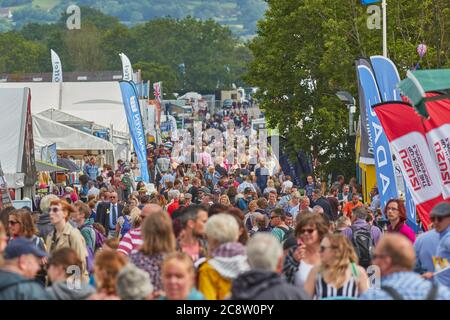 La foule a un spectacle d'été ; au Royal Bath and West Show, un spectacle agricole annuel près de Shepton Mallet, Somerset, Grande-Bretagne. Banque D'Images