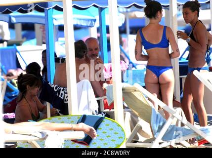 Stefano Pioli, directeur de l'AC Milan, a profité des deux jours de repos accordés à l'équipe pour passer du temps sur la plage avec des amis à Bagno Nical à Marina di Massa (Versiliafotocronache Claudio Cuffaro/Fotogramma, Marina di Massa - 2020-07-25) p.s. la foto e' utilizzabile nel rispetto del contenesto in cui e' stata scattata, e senza intento diffamatorio del decoro delle persone rappresentate Banque D'Images