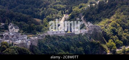 Bouillon, Belgique - juillet 17 2020 : vue sur le château de Bouillon dans les Ardennes belges. La ville est célèbre pour son château médiéval et son beau Banque D'Images