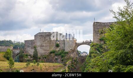 Bouillon, Belgique - juillet 17 2020 : vue sur le château de Bouillon dans les Ardennes belges. La ville est célèbre pour son château médiéval et son beau Banque D'Images