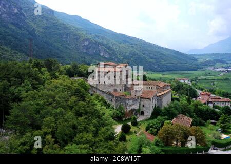 Vue aérienne de Castel Pietra, le manoir est situé sur la pente de la colline de Castel Beseno, construit sur un énorme rocher détaché du Cengio Rosso Banque D'Images