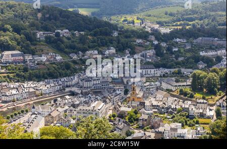 Bouillon, Belgique - juillet 17 2020 : vue sur la ville de Bouillon dans les Ardennes belges. La ville est célèbre pour son château médiéval et son beau f Banque D'Images