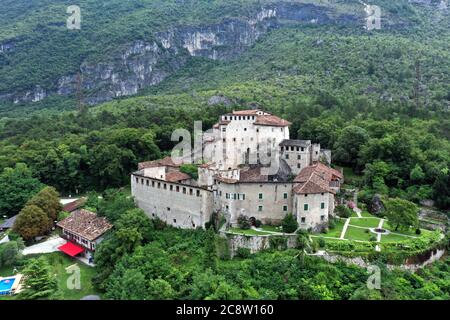 Vue aérienne de Castel Pietra, le manoir est situé sur la pente de la colline de Castel Beseno, construit sur un énorme rocher détaché du Cengio Rosso Banque D'Images