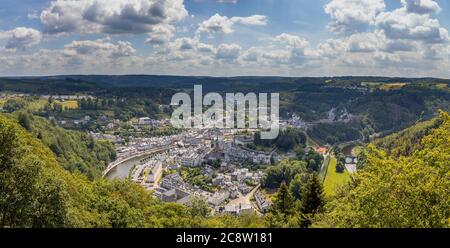 Bouillon, Belgique - juillet 17 2020 : vue sur la ville de Bouillon dans les Ardennes belges. La ville est célèbre pour son château médiéval et son beau f Banque D'Images