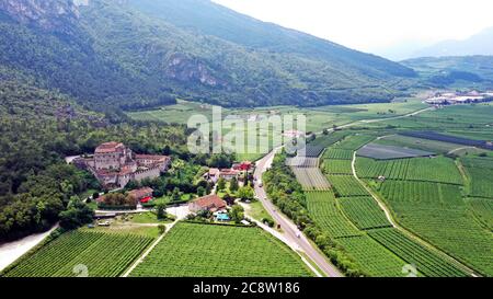 Vue aérienne de Castel Pietra, le manoir est situé sur la pente de la colline de Castel Beseno, construit sur un énorme rocher détaché du Cengio Rosso Banque D'Images