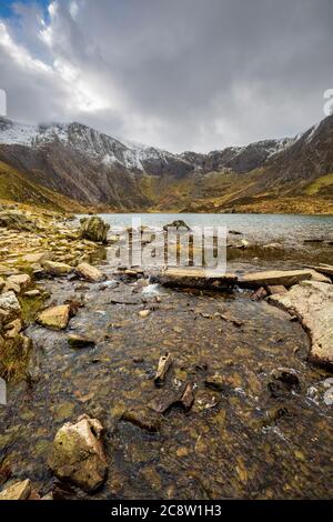 Eau qui coule à travers la moraine glaciaire du lac Idwal, Snowdonia, pays de Galles Banque D'Images