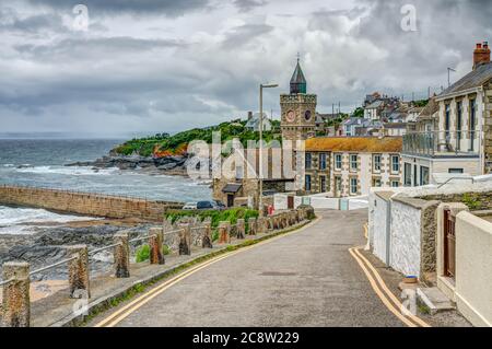 Une vue différente de Porthleven dans les Cornouailles sur la route du front de mer en direction de la ville et de la célèbre tour de l'horloge. L'été avant la période des fêtes Banque D'Images