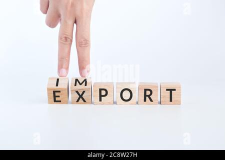 Cube en bois à rabat avec mot IMPORTER pour EXPORTER. Importation et exportation commerce commercial logistique conteneur fret expédition et transport Banque D'Images