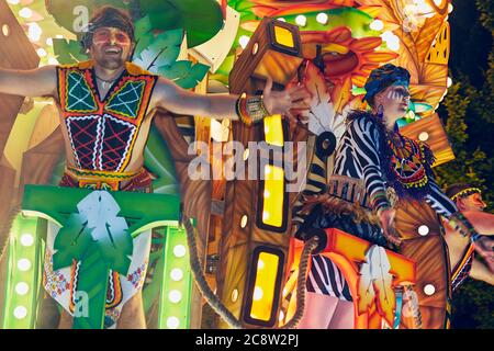 Un char de carnaval illuminé au Bridgwater Carnival, qui a lieu tous les mois de novembre à Bridgwater, Somerset, en Grande-Bretagne. Banque D'Images