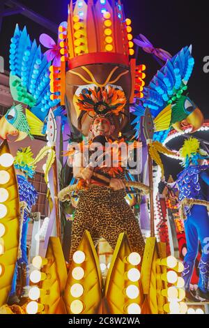 Un char de carnaval illuminé au Bridgwater Carnival, qui a lieu tous les mois de novembre à Bridgwater, Somerset, en Grande-Bretagne. Banque D'Images