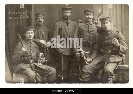 Carte postale de l'époque de la WW1 des soldats d'infanterie allemands avec des mascottes de jouet tenant des fusils, portant des casquettes de champ (kratzchen) - inscrit est "un dimanche sans argent", profitant d'un congé d'une journée ayant une photo prise avec des camarades, l'armée prussienne, éventuellement 7ème division, l'Empire allemand 1914-1918 Banque D'Images