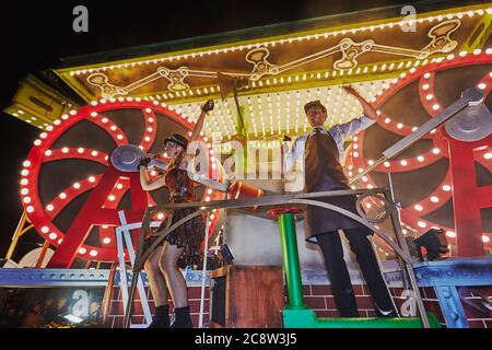 Un char de carnaval illuminé au Bridgwater Carnival, qui a lieu tous les mois de novembre à Bridgwater, Somerset, en Grande-Bretagne. Banque D'Images