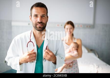 Médecin pédiatre avec mère et bébé enfant en clinique. Hôpital, examen, concept enfant. Banque D'Images