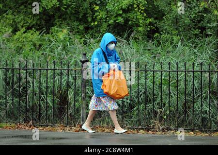 Londres, Royaume-Uni. 27 juillet 2020. Pluie sur Wandsworth Common lundi matin. Credit: JOHNNY ARMSTEAD/Alamy Live News Banque D'Images