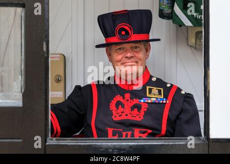 Une Warder de Yeoman également connue sous le nom de Beefeater à la Tour de Londres numéro 7 Tower Green hanté maison, Angleterre, Royaume-Uni Banque D'Images