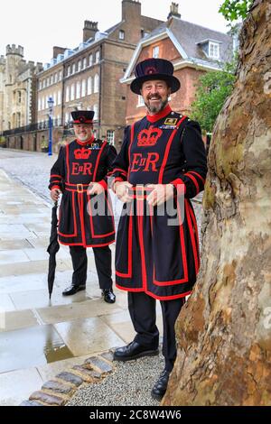 Yeoman Warders, également connu sous le nom de Beefeaters à la Tour de Londres, le Palais Royal de sa Majesté et la forteresse la Tour de Londres, Angleterre, Royaume-Uni Banque D'Images