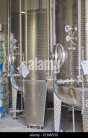 Des réservoirs de fermentation de pommes dans une usine de cidre située dans une ferme près de Wellington, Somerset, Grande-Bretagne. Banque D'Images