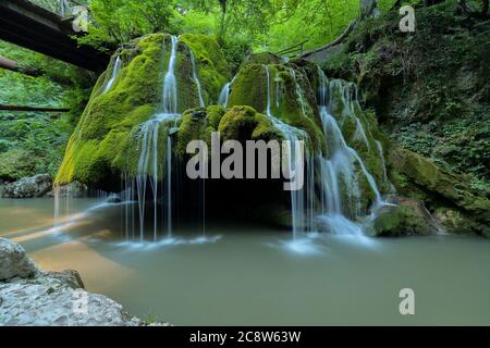 La cascade de Bigar en Roumanie - l'une des plus belles chutes d'eau du pays. Découvrez le concept de Roumanie Banque D'Images