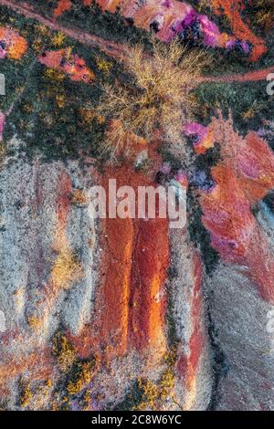Gant, Hongrie - vue aérienne horizontale de drone de mine de bauxite abandonnée aux couleurs chaudes rouge et orange et arbre au coucher du soleil. Texture bauxite rouge Banque D'Images