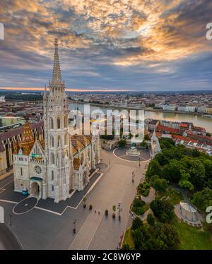 Budapest, Hongrie - vue aérienne par drone de la belle église Matthias le matin avec le bastion des pêcheurs (Halaszbatya) et le Parlement de Hungar Banque D'Images