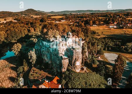 Le château de Sloup est un ancien château rocheux situé à la limite sud-ouest du village de Sloup en Bohême, dans le quartier de Ceska Lipa, dans la région de Liberec. Banque D'Images