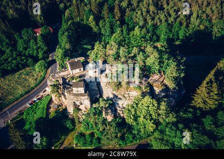 Le château de Sloup est un ancien château rocheux situé à la limite sud-ouest du village de Sloup en Bohême, dans le quartier de Ceska Lipa, dans la région de Liberec. Banque D'Images