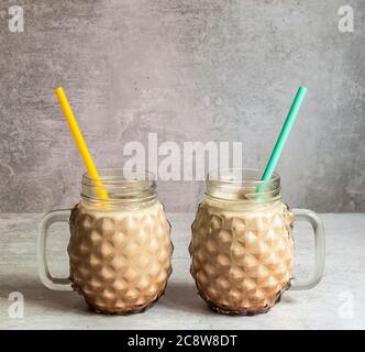 Simple crème glacée au chocolat milk-shakes avec café. Boisson d'été Banque D'Images