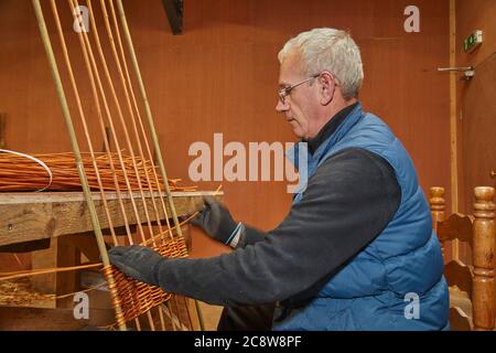 Un cercueil de saule fabriqué à la main à l'aide de tiges de saule récoltées localement, près de Westonzoyland, Somerset, Grande-Bretagne. Banque D'Images