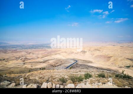 Vue depuis le sommet du mont Nebo jusqu'à la vallée du désert jordanien. Terre désertique autour de la mer morte. Banque D'Images