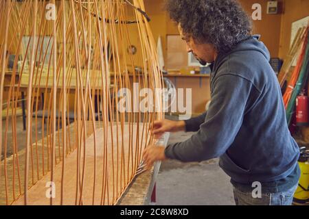 Un cercueil de saule fabriqué à la main à l'aide de tiges de saule récoltées localement, près de Westonzoyland, Somerset, Grande-Bretagne. Banque D'Images