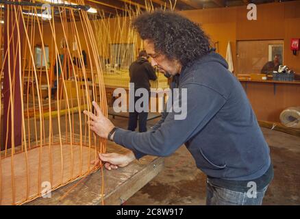 Un cercueil de saule fabriqué à la main à l'aide de tiges de saule récoltées localement, près de Westonzoyland, Somerset, Grande-Bretagne. Banque D'Images