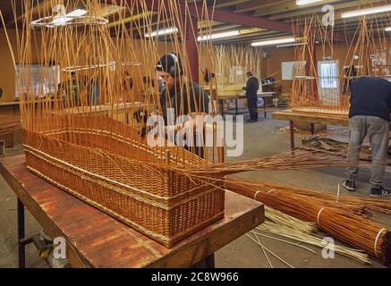 Un cercueil de saule fabriqué à la main à l'aide de tiges de saule récoltées localement, près de Westonzoyland, Somerset, Grande-Bretagne. Banque D'Images