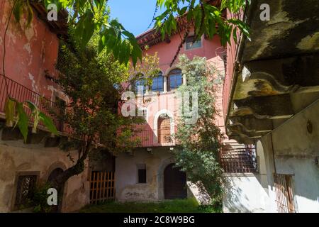 Capo di Ponte, Brescia, Lombardie, Italie : cour de vieille maison avec plantes Banque D'Images