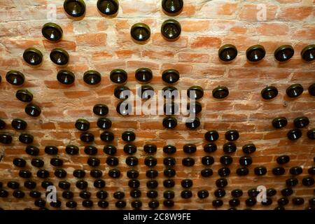 Le décor de l'établissement. Le plafond du pub est décoré de bouteilles de vin Banque D'Images