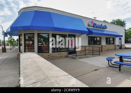 GRAND LEDGE, ÉTATS-UNIS - 21 juin 2020 : GRAND LEDGE, MI – 21 juin : vue extérieure de Domino’s Pizza à Grand Ledge, MI le 21 juin 2020 Banque D'Images