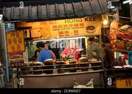 Vendeur de rue dans le quartier chinois de Kuala Lumpur servant du riz Claypot Chicken Banque D'Images