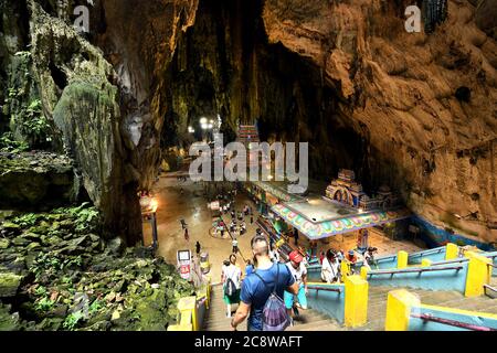 La descente dans l'intérieur des grottes de Batu, Kuala Lumpur, Malaisie Banque D'Images