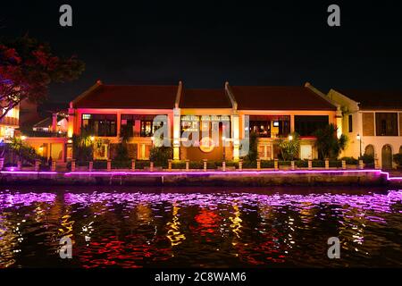 Vie nocturne à Malacca. Le Hard Rock Cafe se reflète dans la rivière Malacca, le vieux quartier, Jonker, Malacca, Malaisie Banque D'Images