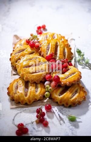 Biscuits aux fruits.UN dessert croustillant aux groseilles.pâtisseries faites maison.nourriture et boissons saines. Banque D'Images