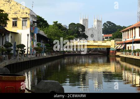 L'église Saint François Xavier se reflète dans la rivière Melacca, Malacca, Malaisie Banque D'Images