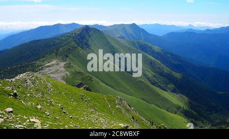 Vue panoramique sur les montagnes du ciel agaiste, Alpi Liguri, Italie Banque D'Images