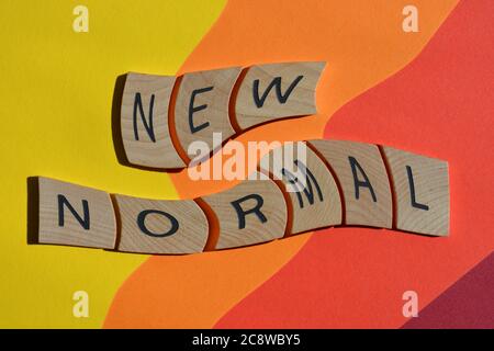 Nouveau Normal, mots en lettres de l'alphabet en bois sur fond coloré Banque D'Images