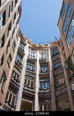Autour de la cour intérieure de Casa Mila (la Pedrera), Barcelone, Espagne Banque D'Images