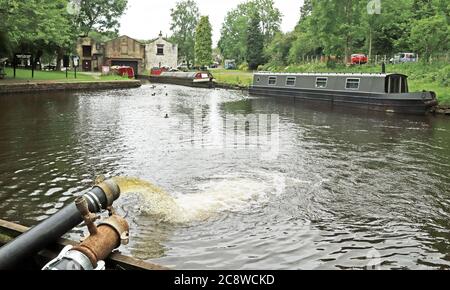 L'eau est pompée dans le canal de Peak Forest au pont Whaley pour maintenir les niveaux d'eau pendant que le réservoir de Toddbrook est en cours de réparation. Banque D'Images